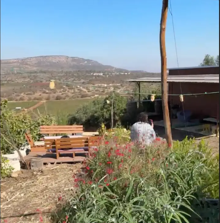 פינת ישיבה עם נוף להרי הגליל